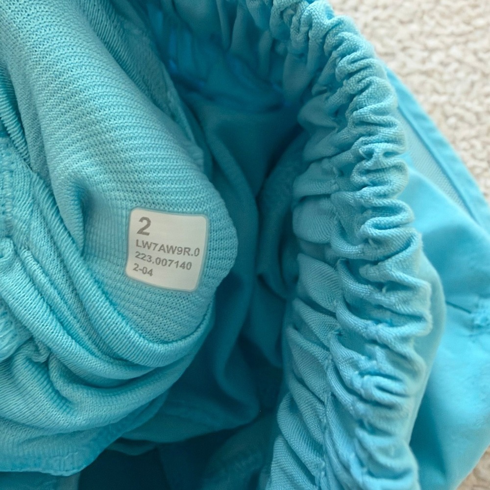 lululemon Hotty Hot LR Short 2.5" size 2 in Blue Chill - Picture 3 of 3